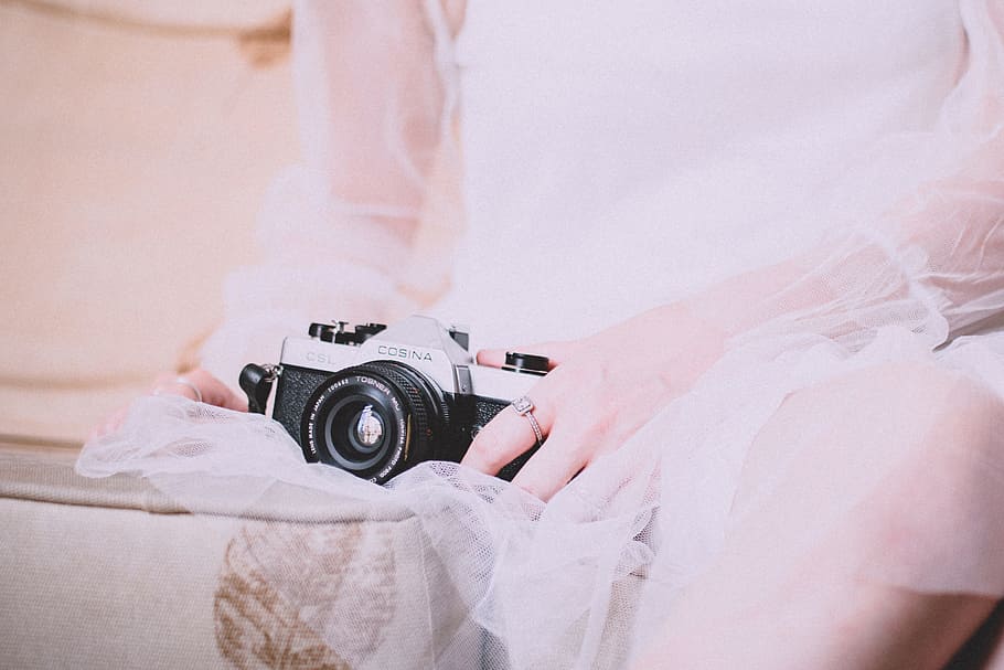 bride, camera, photographer, photography, vintage, lens, retro, white dress, wedding, sitting