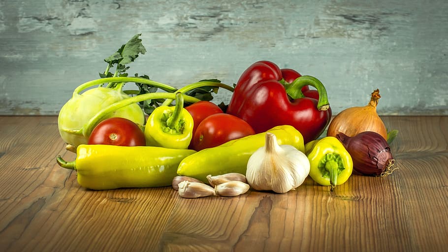 un montón de verduras, ajo, ingredientes saludables, ingredientes, cebolla, pimentón, pimiento, tomate, vegetales, verduras