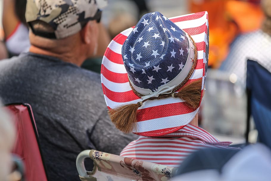 mulher, assistindo, parada, vestindo, chapéu, pintado, padrão da bandeira americana, padrão., 4 de julho, bandeira americana