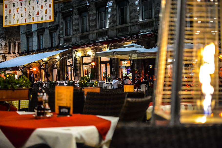 split croatia, café, tarde, noite, vida noturna, chama, aquecedor, calor, romântico, restaurante