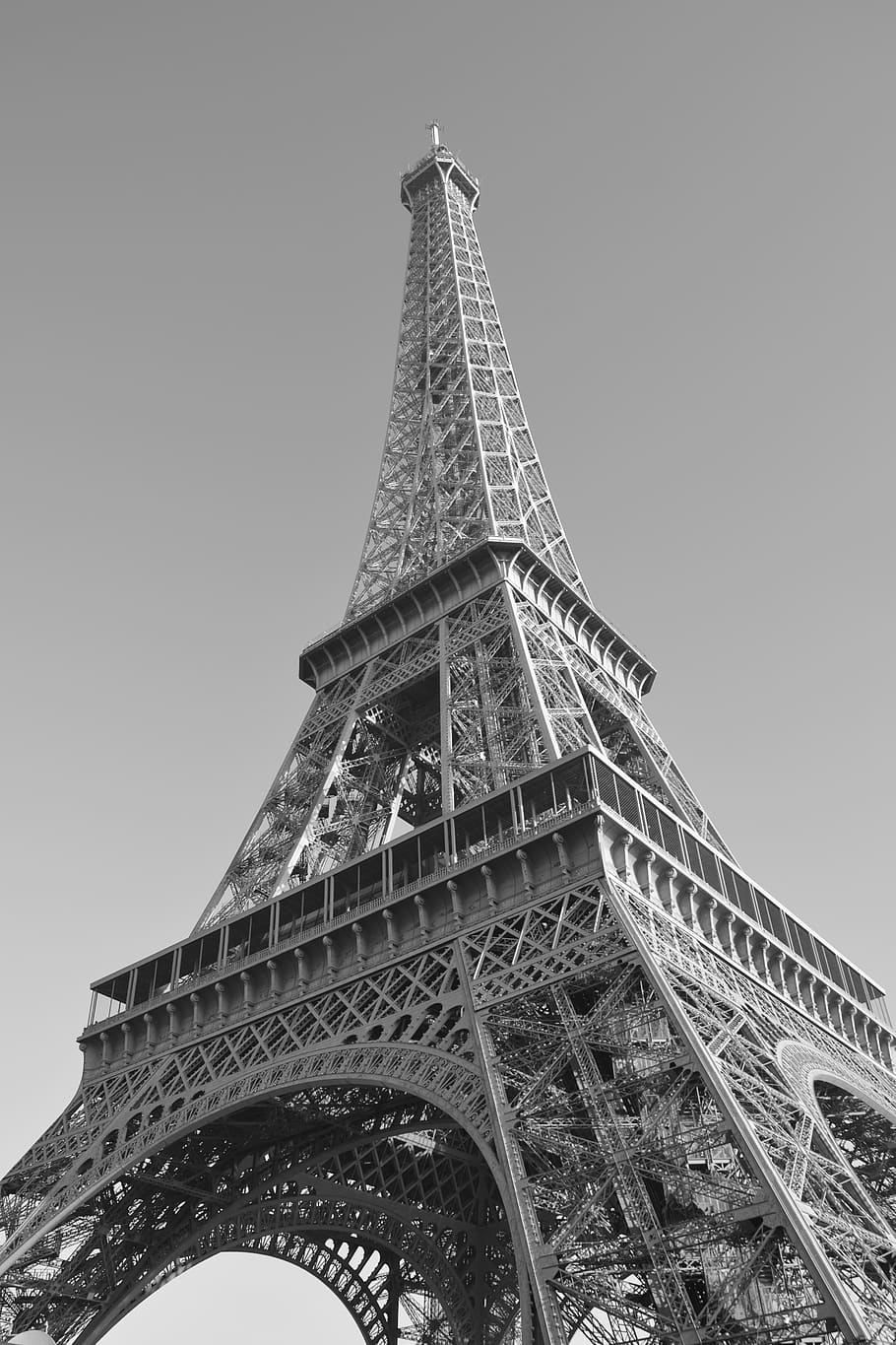 menara eiffel, monumen menara eiffel bersejarah, paris, foto hitam putih, arsitektur logam, tiga lantai, berat 10100 ton, tinggi 324 meter, paris france, modal