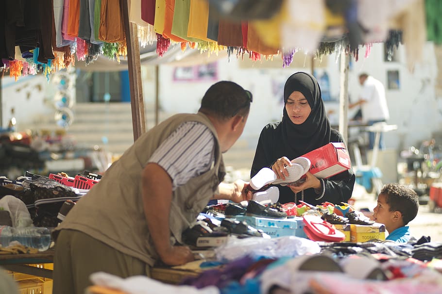 tunísia, mercado, muçulmanos, homem, mulher, criança, vendedor, comprador, tênis, sapatos