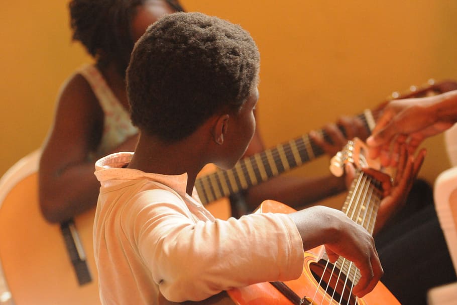 africanos tocando violão, pessoas, áfrica, africano, preto Crianças, negros, música, instrumento musical, tocando, músico