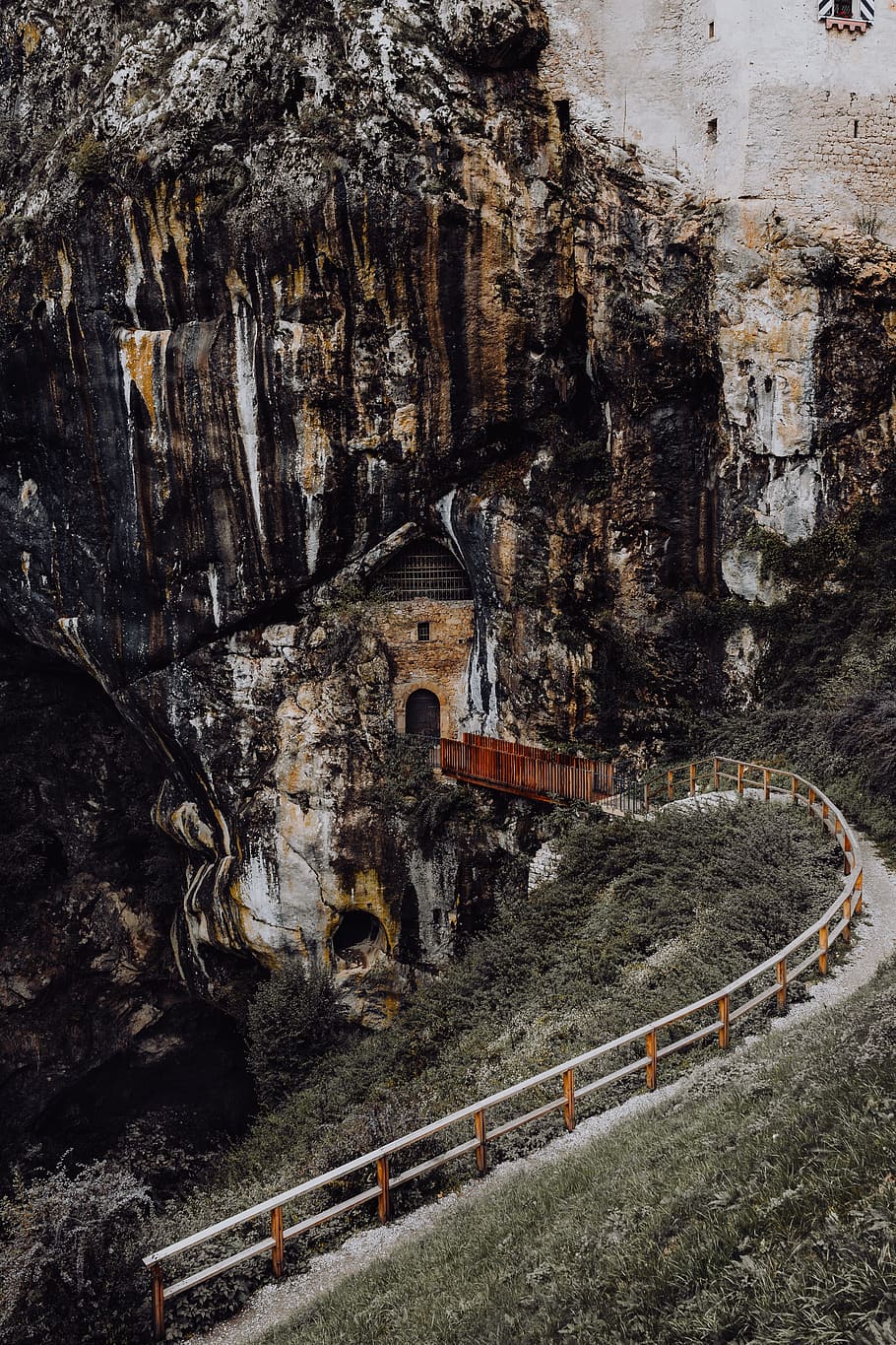 castillo de predjama, boca de la cueva, postojna, eslovenia, costa, europa, castillo, viaje, turismo, acantilado