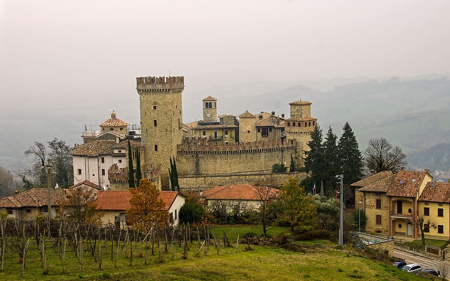 kastil, benteng, desa abad pertengahan, vigoleno, borgo, kota berdinding, dinding, colli piacentini, emilia romagna, italia