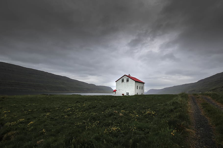 casa islandesa dramática, paisagem, casa, islândia, céu, nuvem - céu, arquitetura, estrutura construída, exterior do edifício, natureza