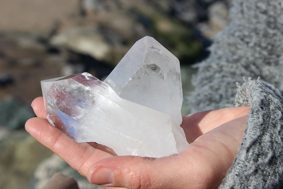batu kristal, mineral, transparan, pierre, kuarsa, tangan manusia, tangan, memegang, kristal, bagian tubuh manusia