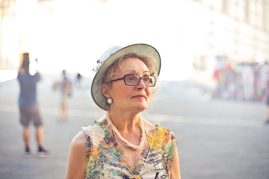 close-up, velho, envelhecido, mulher, pastel, cor, topo, chapéu de sol, óculos, andar