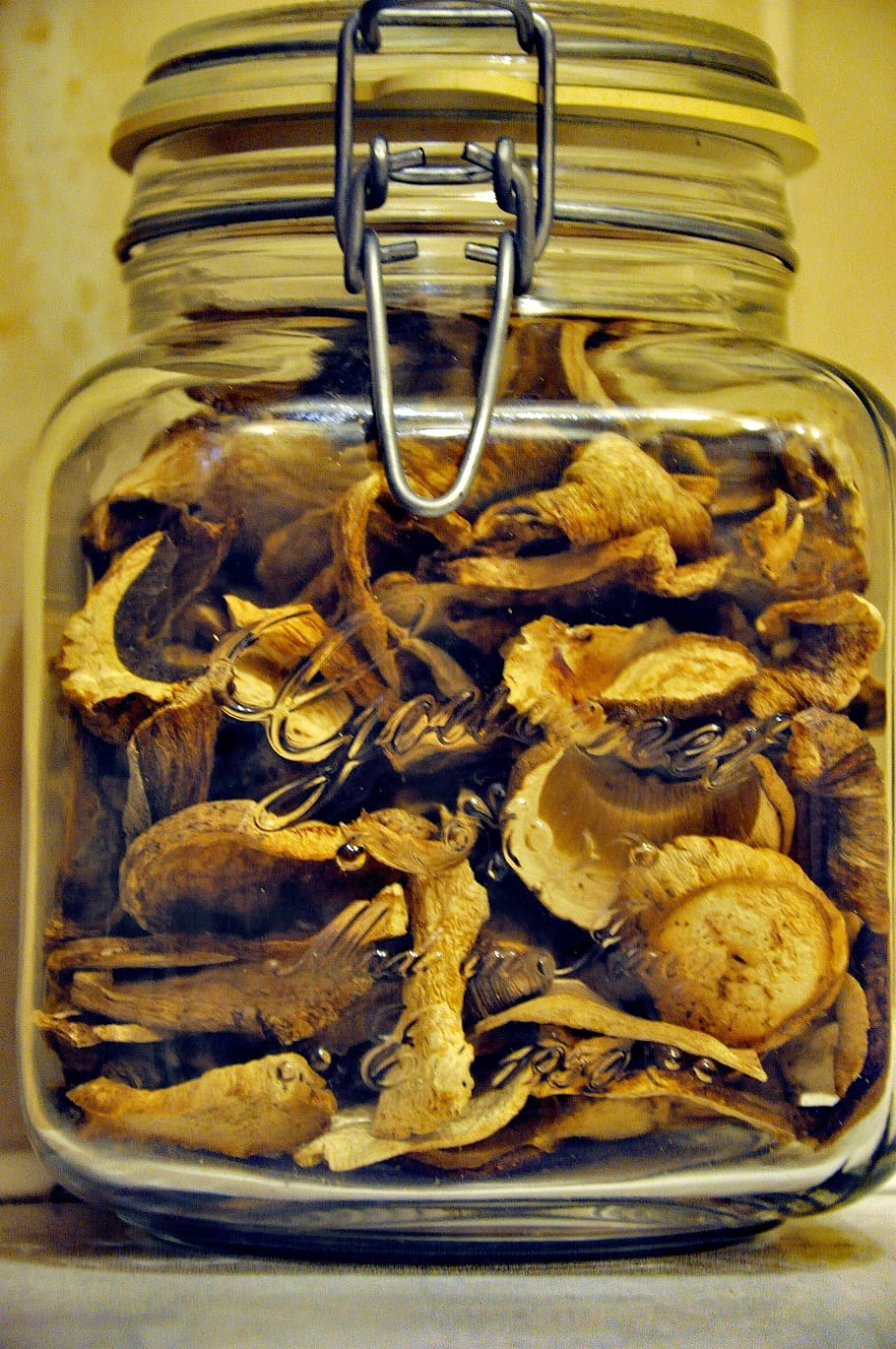 mushrooms, bank, clarity, yellow light, dry, dryness, indoors, food, food and drink, close-up