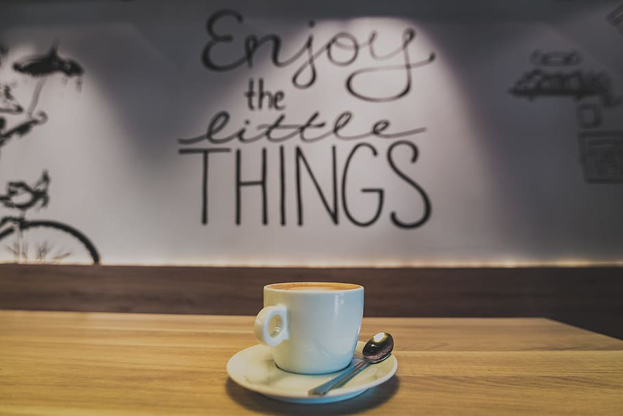 café, café com leite, cappuccino, mesa, parede, palavras, letras, copo, caneca, xícara de café