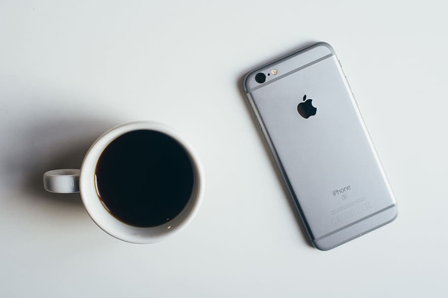 kopi + smartphone, teknologi, kopi, pemasaran, telepon, latar belakang putih, foto studio, minum, cangkir, langsung di atas
