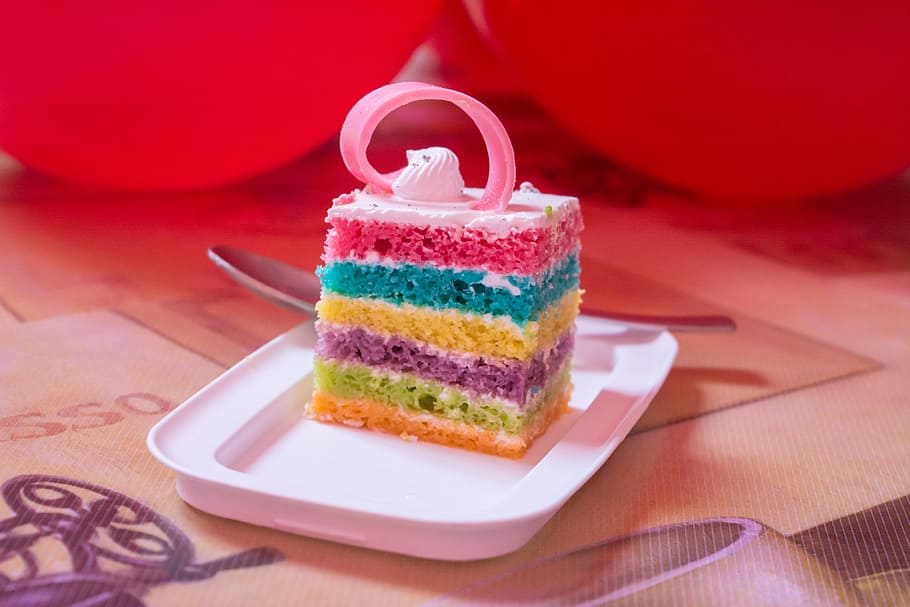 bolos, bolo, bolo de aniversário, aniversário, bolo arco-íris, bolo multicolorido, comida e bebida, comida doce, comida, doce