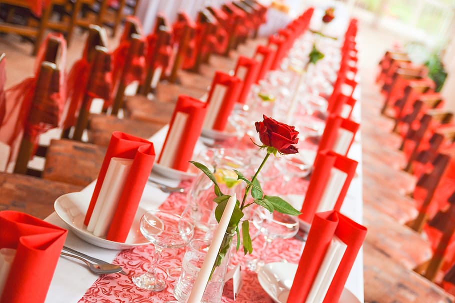 mesa en boda, varios, boda, Rojo, en una fila, mesa, asiento, ninguna persona, lugar de culto, planta