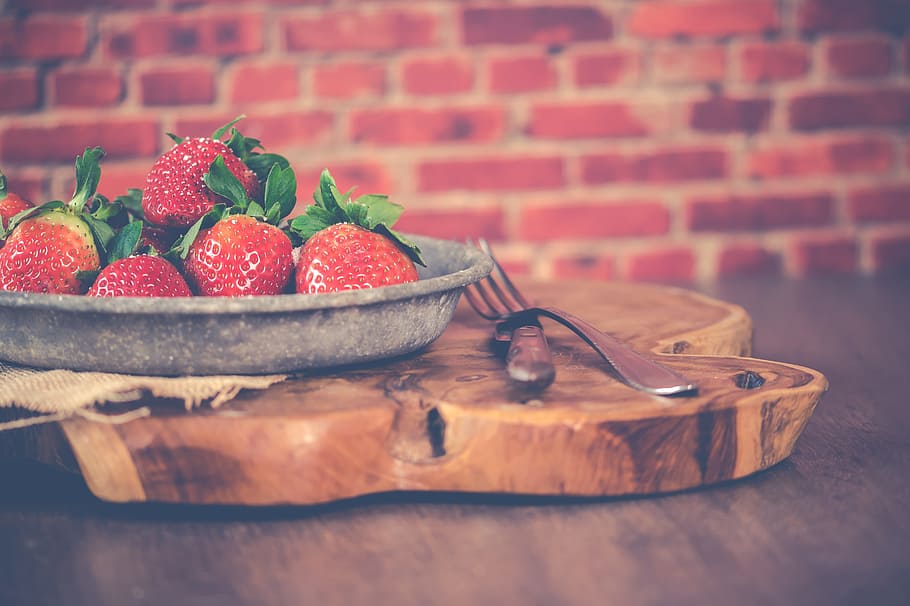 strawberries, fresh, plate, wood, table, brick, wall, brick wall, fruit, food