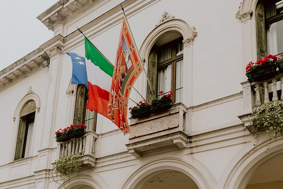 Castelfranco Veneto, Italia, edificios, primavera, Veneto, mayo, exterior del edificio, arquitectura, bandera, estructura construida