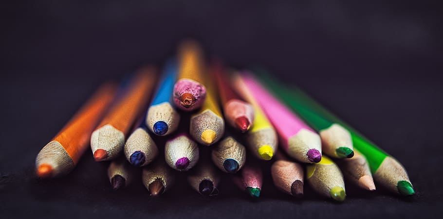 pena, pensil, pensil cat air, alat tulis, multi-warna, di dalam ruangan, close-up, pensil warna, seni dan kerajinan, kelompok besar benda