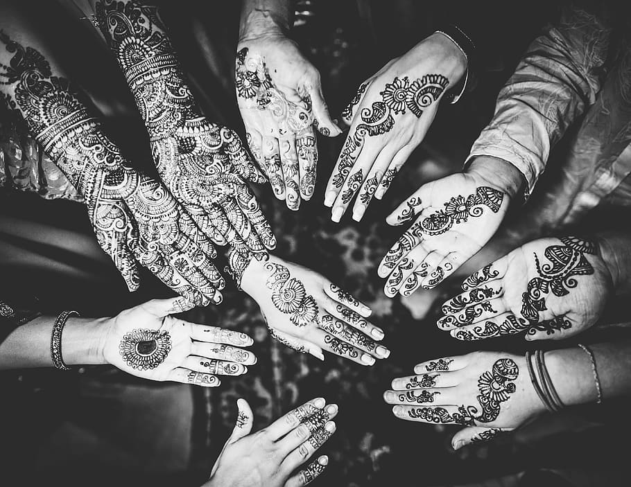 boda india, tatuaje de henna, mehndi, manos, indio, monocromo, blanco y negro, mano humana, mano, parte del cuerpo humano