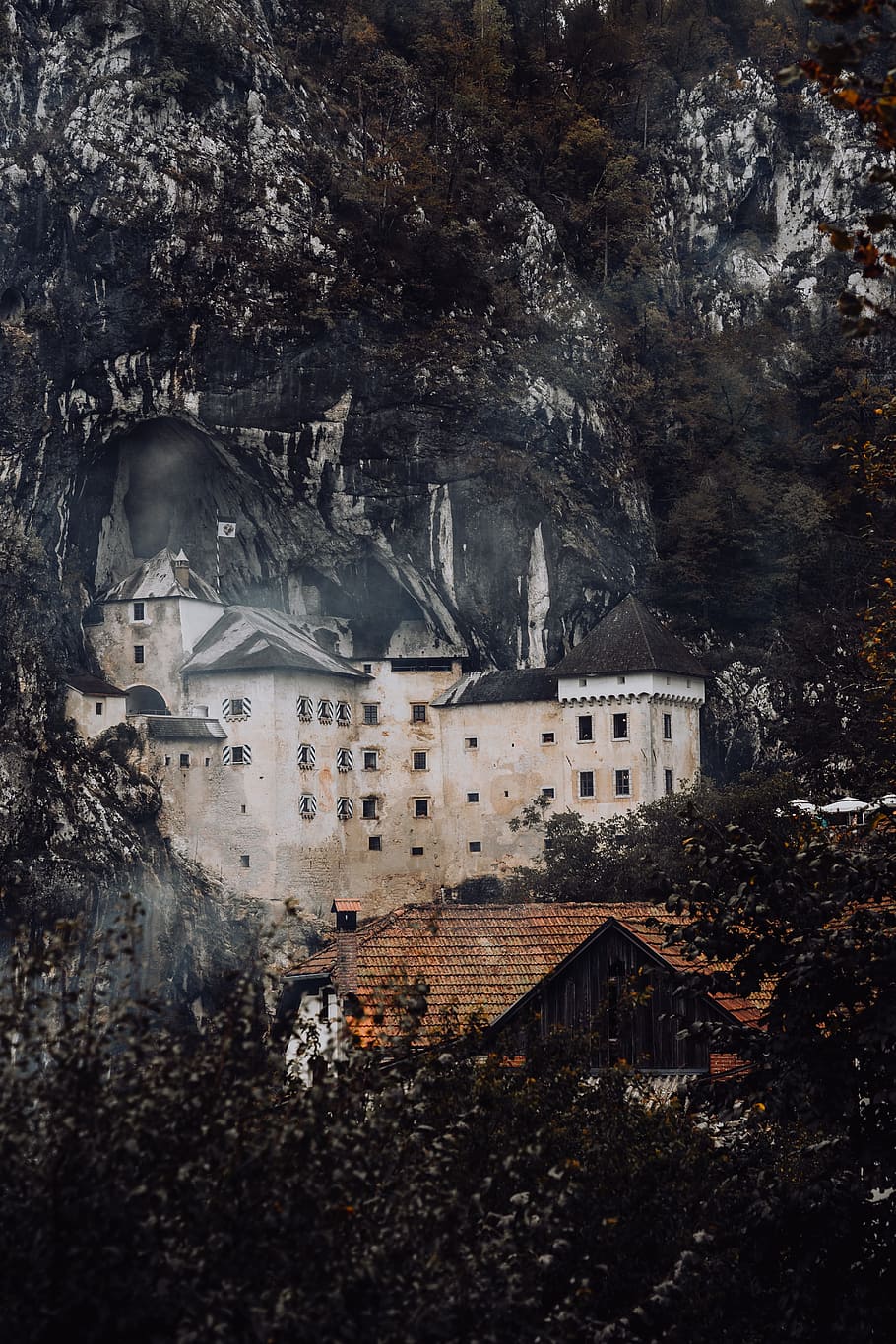 castillo de predjama, boca de la cueva, postojna, eslovenia, costa, europa, castillo, viaje, turismo, acantilado