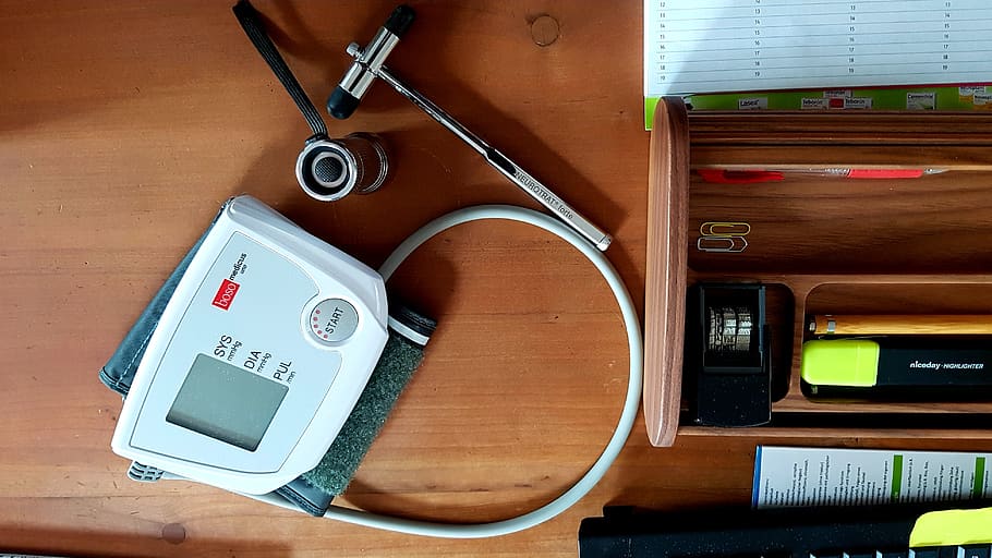 monitor de presión arterial, martillo reflejo, investigación, corazón, consultorio médico, escritorio, calendario, marcador, bolígrafo, música