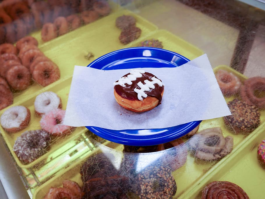Donut de chocolate, decorado, líneas de glaseado de vainilla, líneas, panadería, azul, desayuno, calorías, chocolate, colorido
