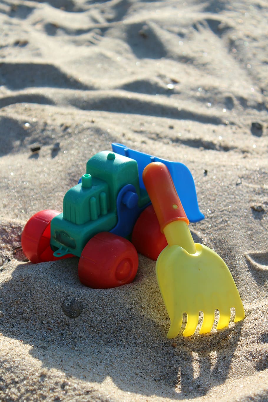brinquedos, praia, caminhão, terra, areia, brinquedo, luz solar, infância, representação, dia