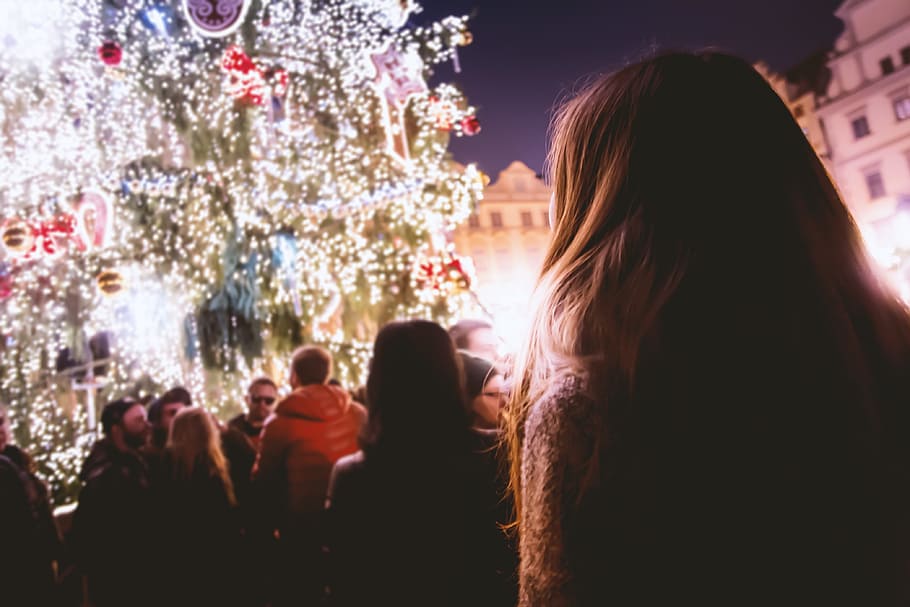 mercados navideños, centro de la ciudad, noche, iluminado, celebración, adulto, grupo de personas, mujeres, personas, evento