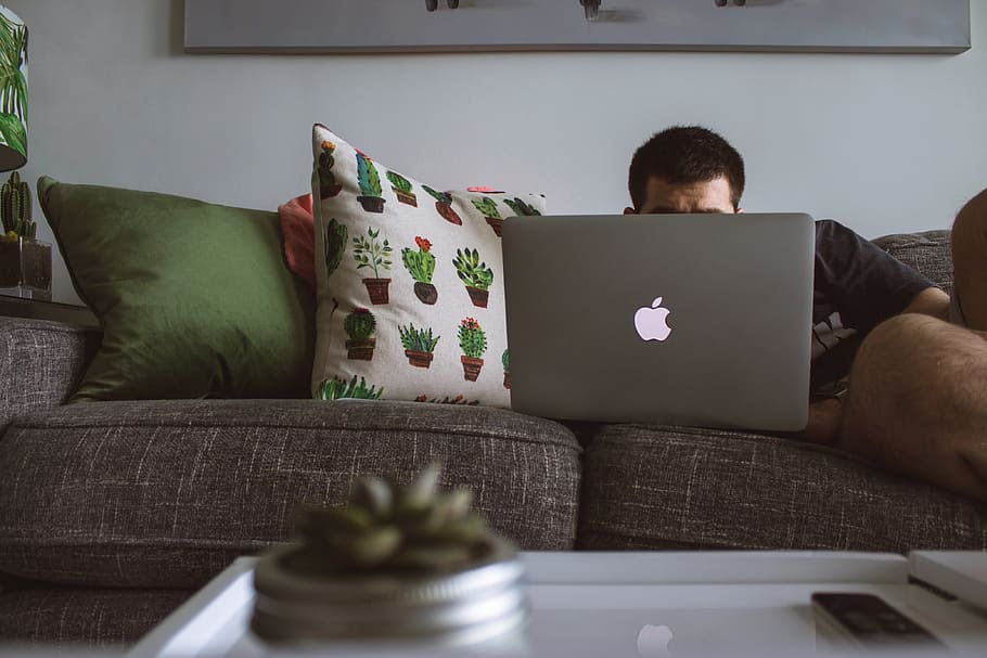 человек, ноутбук, диван, macbook, макинтош, зеленый, подушки, дизайн интерьера, дома, дом