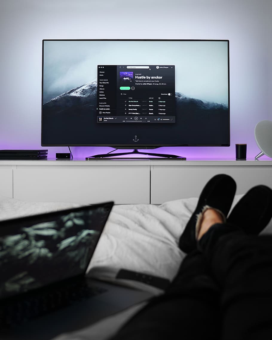 televisión, monitor, pantalla, dormitorio, cama, relajarse, adentro, casa, computadora portátil, tecnología