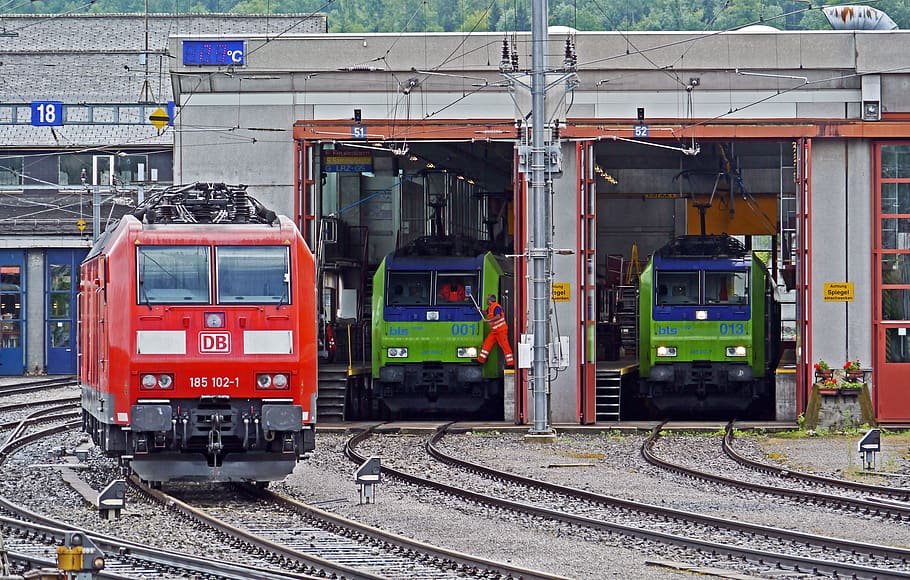 spiez, bls, depot, locomotives, maintenance, locomotive shed, cleaning, bern-lötschberg-simplon railway, bernese oberland, switzerland