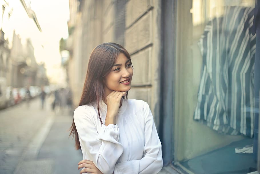 азиатская женщина, белый, рубашка, рука, подбородок, витрина, улица, 20-25 лет, Азии, Девушка