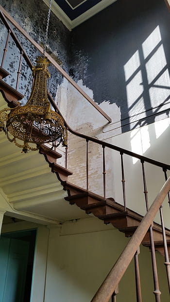 staircase-chandelier-rust-old-royalty-fr