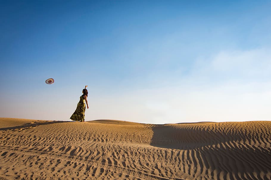 mujer, lanzando, sombrero, arena, duna, desierto, cielo azul, niña, nubes, caliente
