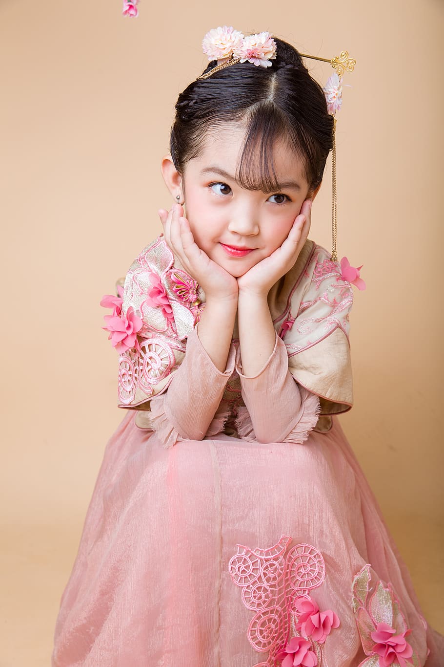the little girl, cute, lively, naive, girls, antiquity, ancient costume, playful, childhood, child