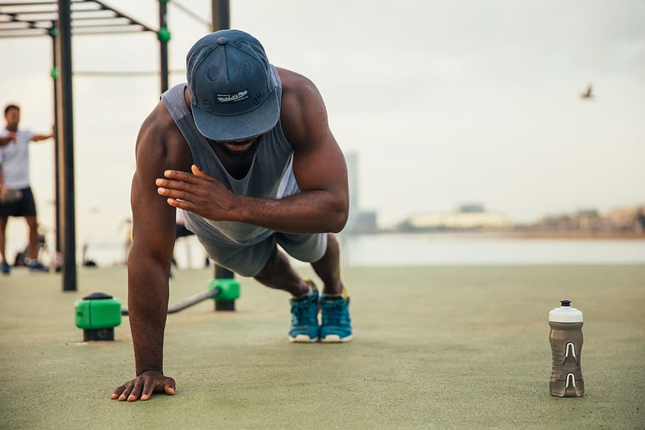 uno, armado, ejercicio push-up, joven, hombre africano, 25-30 años, adulto, africano, en forma, una persona