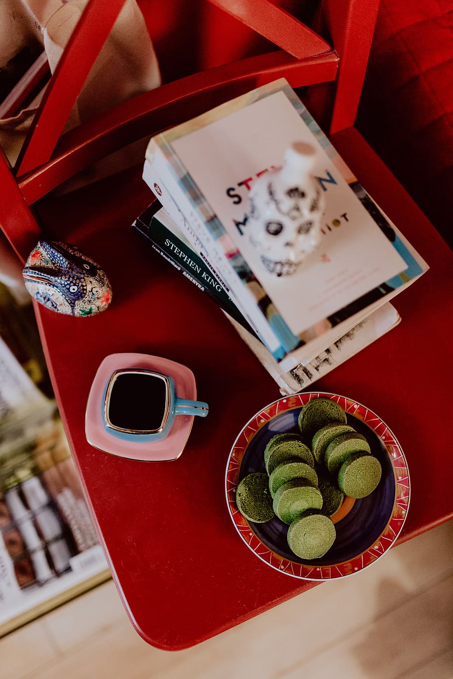 café, verde, galletas de té, libros, rojo, bodegón, vista de ángulo alto, mesa, interior, comida y bebida