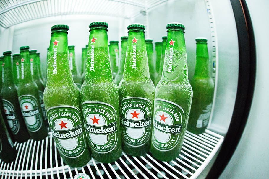 heineken dalam lemari es, bir, botol bir, minuman, botol, dingin, lemari es, hijau, heineken, es