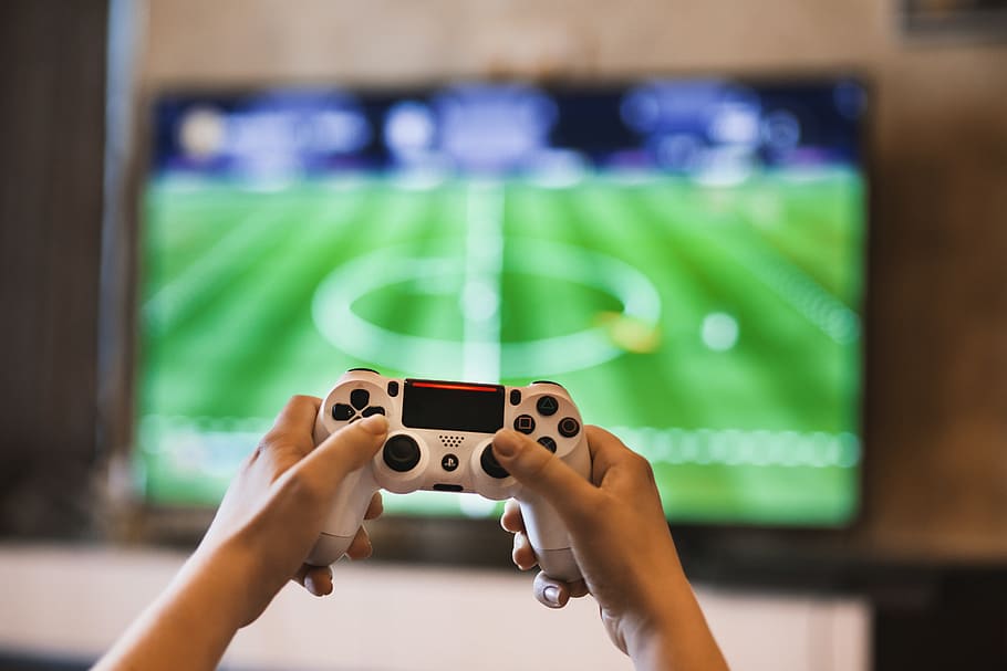 gamer, pengontrol, televisi, konsol, sepak bola, permainan, fifa, tangan, bagian tubuh manusia, fokus pada latar depan