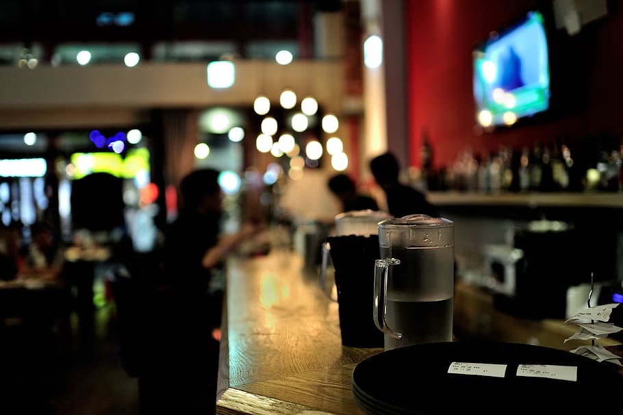 restoran, suasana restoran, bar, minum, makanan dan minuman, diterangi, fokus pada latar depan, pembentukan bar - minuman, meja, minuman