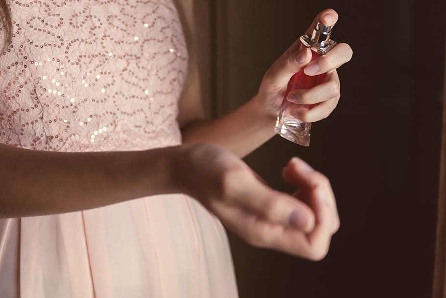 bela, jovem, mulher, garrafa, perfume, casa, closeup, mão humana, mão, jóias