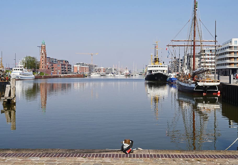 Bremerhaven, puerto interior, esclusa marítima, faro viejo, punto de referencia, barco de excursión, excursiones, barcos históricos, barco de cremallera, barco de vapor