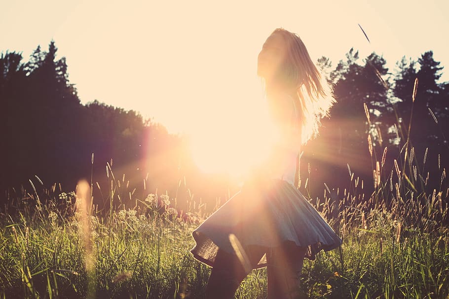 garota, jogando, luz do sol, campo prado, luz solar, plantar, céu, mulheres, natureza, campo