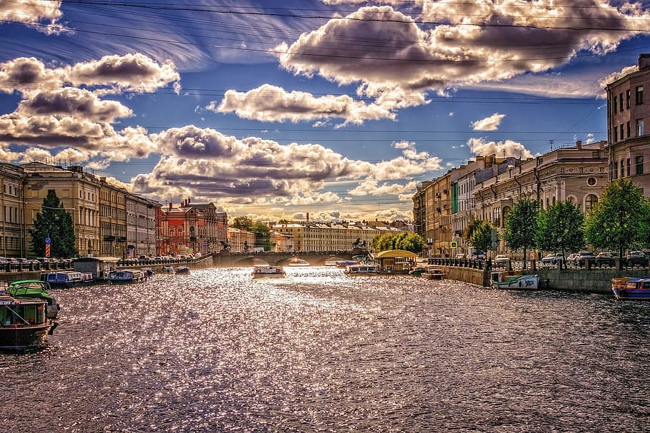 río, canal, vía fluvial, retroiluminación, sol, brillo, reflexión, barcos, San Petersburgo, Rusia