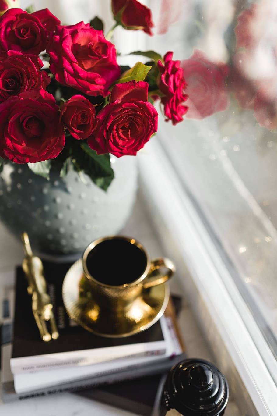 золотая чашка, кофе, красный, букет роз, цветы, розы, интерьер, предметы первой необходимости, чашка, золото