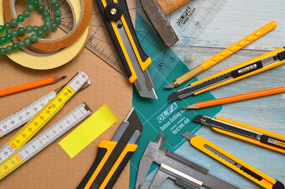blades are engaged, hammer, subler, adhesive tape, self-adhesive, cutting mat, ruler, transparent, pencil, chores