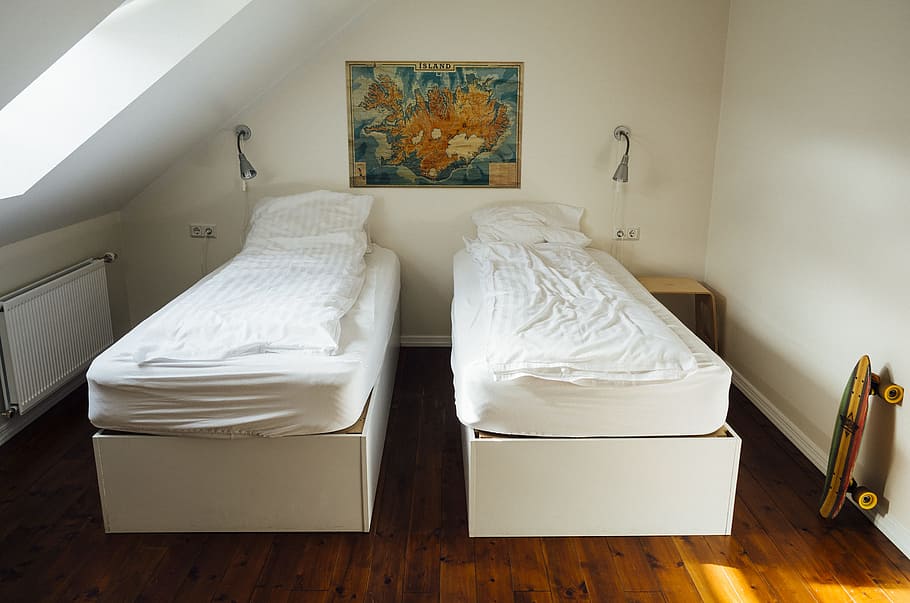 habitación, camas, fundas, sábanas, almohadas, madera dura, pisos, patineta, longboard, hostal