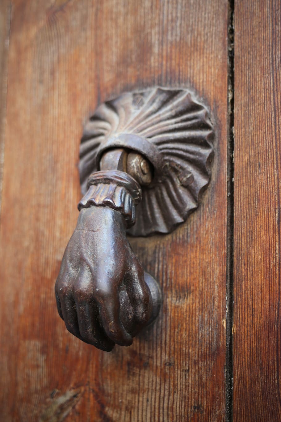 maçaneta da porta, porta da frente, porta, prédio antigo, porta de madeira, madeira - material, close-up, metal, entrada, botão