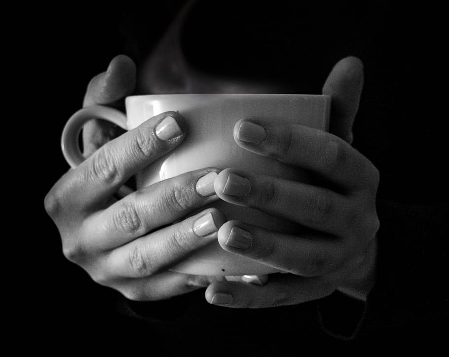copo, caneca, café, chá, quente, vapor, fumaça, mãos, preto e branco, mão humana