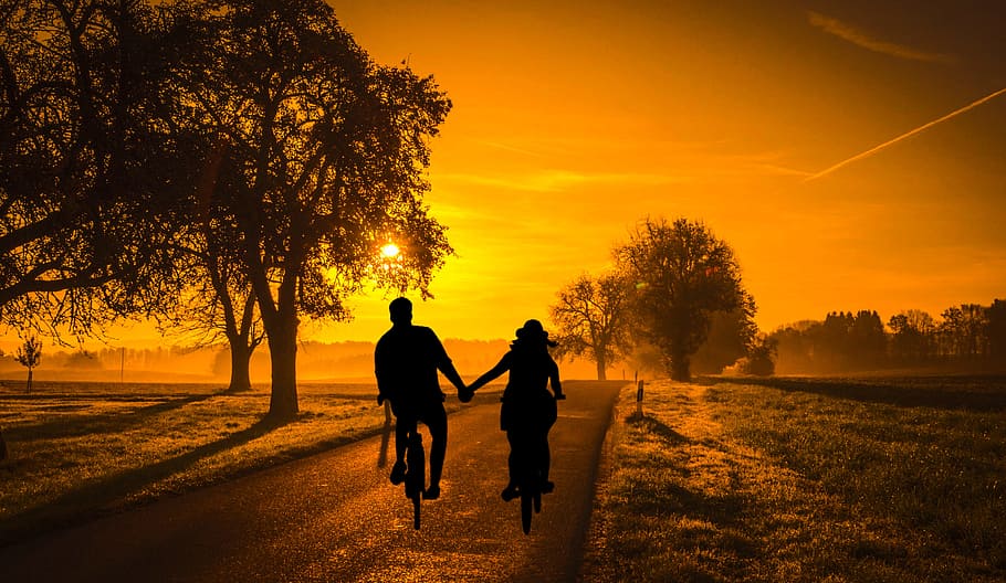 ilustración de la foto, pareja, bicicleta, paisaje campestre de la tarde, puesta de sol, citas, ciclo, diversión, vacaciones, vintage