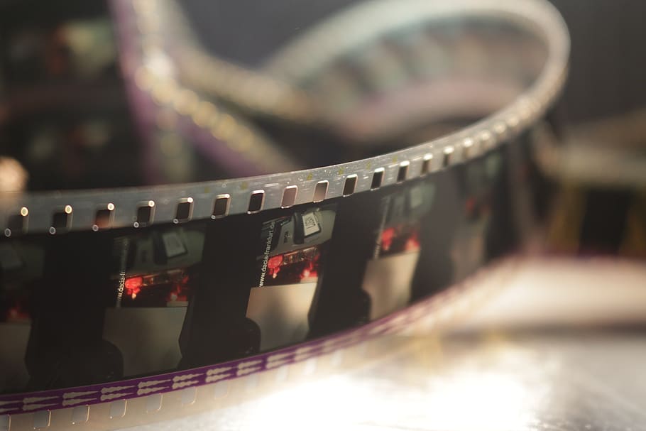 film 35mm, roll film, strip film, bioskop, budaya dan hiburan seni, industri film, gulungan film, film kamera, fokus selektif, close-up