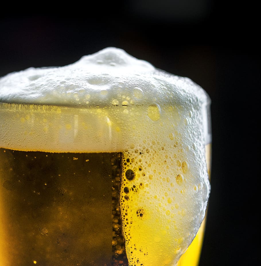 El alcohol, la cerveza, el fondo, el bar, la bebida, la cervecería, la burbuja, la celebración, de cerca, frío